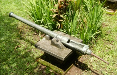 Cetbang in Bali Museum. Length: 1833 mm. Bore: 43 mm. Length of tiller: 315 mm. Widest part: 190 mm (at the base ring).