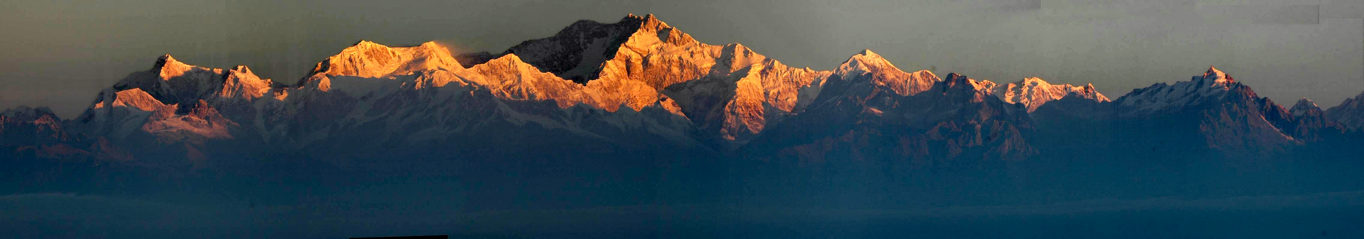Blick aus Süden vom Tiger Hill (Darjeeling): In der Sonne der Südgipfel und Süd- und Ostgrat, im Schatten links über dem Südgipfel die drei anderen 8000er-Gipfel, ganz links, ebenfalls im Sonnenlicht, der Jannu