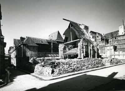 Synagogue (ex-église Sainte-Marie-la-Petite) après bombardement de 1944.