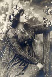 Terry as Guinevere in the 1895 play King Arthur by J. Comyns Carr in the Lyceum Theatre. Portrait by Sir Edward Burne-Jones.