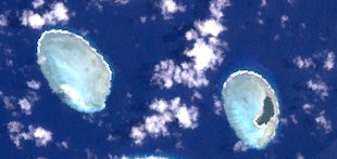 NASA-Satellitenbild von Pileni (rechts); links das Inselchen Makalom.