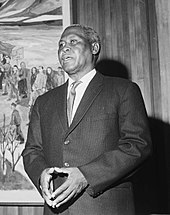 Black and white photo of Albert Luthuli giving a speech.