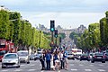 Die Avenue des Champs Élysées fällt nach Osten hin ab