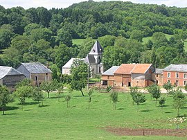 The church and surroundings in Hagnicourt