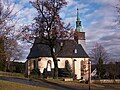 Kirche (mit Ausstattung), Kirchhof mit Einfriedungsmauer, zwei Grabmalen und Kriegerdenkmal für die Gefallenen des Ersten Weltkrieges an der westlichen Einfriedung