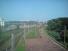 Tracks heading towards Chennai Beach as seen from the footbridge at Fort station. The 3 tracks on the left are usually used by Beach–Tambaram/Chengalpet/Tirumalpur suburban trains and Express trains. The 2 tracks on the right are usually used by MRTS trains that ply between Chennai Beach and Velachery
