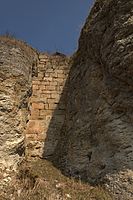 Letzter größerer Mauerrest mit Buckelquadern in einer Felsspalte (in den 2000er Jahren saniert)