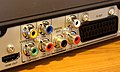 DVD-Player mit Video- und Audioausgängen. Gelbe Buchse für Composite Video, grün/rot/blaue Buchsen für Component Video, schwarze Cinch-Buchse für digitales Audiosignal (Coaxial), rot/weiße Cinch-Buchsen für analoges Audiosignal