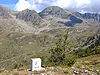 Blick über die italienische Nordseite zum Pass Richtung Osten. Im Hintergrund Cima d'Orgials (2647 m) und Cime de la Lombarde (2800 m)