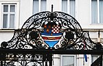 Wappen des Dreieinigen Königreichs am Eingang des Kroatischen Instituts für Geschichte in Zagreb