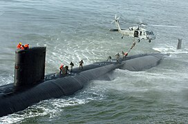SEALs seilen sich von einem MH-60S auf die USS Toledo ab