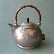 Electric kettle in the form of a traditional stovetop kettle