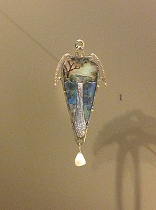 Cascade pendant designed by Alfons Mucha for Fouquet jewelers (1900, Petit Palais Museum, Paris)