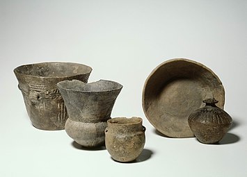 Steep-walled beaker, funnel beaker, amphora, bowl and collar bottle, grave D19