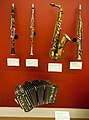 Musical instruments on display at the MIM (14328665776).jpg bandoneon or concertina (unidentified) with logo "Standard"