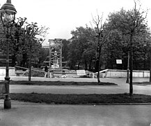 The pedestal being installed in the Burggarten (April 17, 1953)