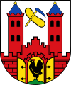 Geöffnetes Flügeltor mit Hahn auf einem Dreiberg im Torbogen im Wappen von Suhl