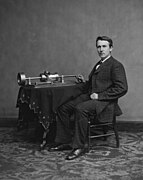 Thomas Alva Edison und sein Phonograph (Foto 1878)