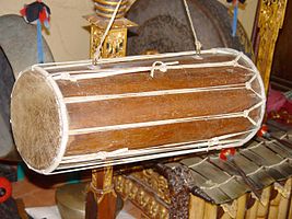 Kendang of Bali, note the equal size of both sides. The drum in this picture is exceptional - usually Balinese kendangs are conical (actually hour-glass formed on the inside).