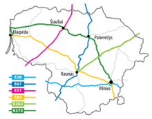 Grafische Karte von Litauen mit sechs europäischen Fernstraßen E28, E67, E77, E85, E262, E272. Die wichtigsten Knotenpunkte Vilnius, Kaunas, Panevėžys, Šiauliai, Klaipėda sind eingezeichnet.