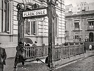 Ursprünglicher Abgang zur Subterráneos-Station Plaza de Mayo, Buenos Aires; die Beschilderung weist das Linienziel aus, nicht den Stationsnamen