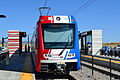 Ein Zug der ro­ten Linie an der Sta­tion Day­break Park­way auf dem Netz der Utah Transit Authority