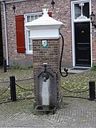 Soest: Waterpomp op de kruising van de Kerkstraat en de Eemstraat
