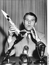 Wernher von Braun mit dem Modell einer Rakete