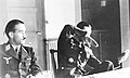 Adolf Galland und Werner Mölders bei einer Lagebesprechung mit den Spanienkreuzen mit Brillanten am Waffenrock