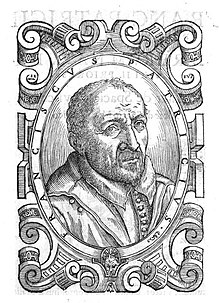 Kupferstich eines alten Mannes im Porträt, der in einem ovalen Kreis mit den eingetragenen Worten „Franciscus Patricius“ zu sehen ist. Er trägt einen kurzen Bart und einen Mantel mit Hemd. Das Oval wird von dreidimensionalen Ornamenten umrandet, die insgesamt ein Rechteck ergeben.