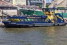 Die HADAG-Fähre Övelgönne vor den Hamburger Landungsbrücken (2022)