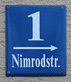 Standardisiertes Hausnummernschild in München, mit Angabe der Zählrichtung