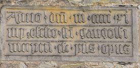 Inschrift-Tafel am Kirchturm