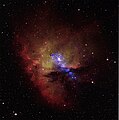 Die Röntgenstrahlung des eingebetteten Clusters IC 1590 ist in der Aufnahme des Röntgenteleskops Chandra violett zu sehen.