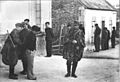 Festnahme verdächtiger Franzosen durch deutsche Soldaten im Juli 1944