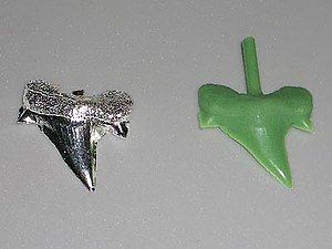 Metallguss rechts: Guss-Modell; links: Guss-Stück (Einguss-Überfluss noch nicht entfernt)