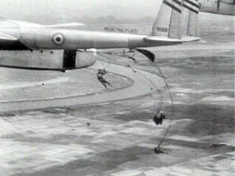 Französische Fallschirmspringer in der Schlacht um Điện Biên Phủ