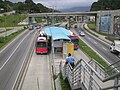Mérida: Linksverkehr auf abgetrennter Sondertrasse mit erhöhtem Bussteig in Insellage sowie Zugangssperre