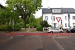 Mannheim: Zur besseren Verdeutlichung des Vorrangs als Fahrrad­straße wurden die Einmündungs­bereiche der Karl-Ladenburg-Straße rot markiert