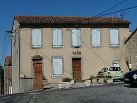 The town hall in Maurens