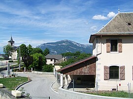 The church and town hall in Montagnole