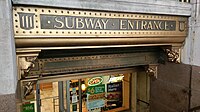 Ehemaliger Eingang der Station Wall Street an der ältesten U-Bahn-Strecke New Yorks Originalentwurf von 1904