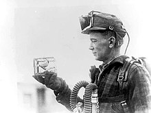 Ein Bergarbeiter mit einem kleinen Käfig mit einem Kanarienvogel, der 1928 zum Testen auf Kohlenmonoxidgas verwendet wurde