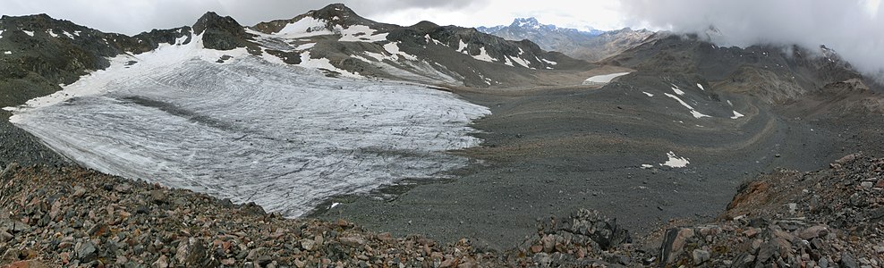 Zurückgegangener Gletscher am Scalettahorn (links), östlich vom Scalettapass (rechts).