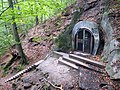 Ausgang eines Fluchtstollens im Gelände (Hasenbergtunnel)