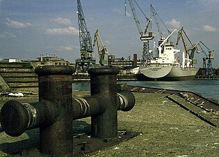 Das im Frühjahr 1994 fertiggestellte 1700-TEU-Containerschiff Santa Margherita der Reederei Claus Peter Offen kurz vor der Ablieferung am Ausrüstungspier der Flender-Werft