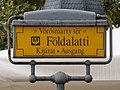 Oberirdisches Stationsschild mit der Zusatzbezeichnung Földalatti