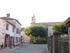 The church and surroundings in Saint-Vivien