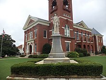 A picture of the confederate monument standing in front of the courthouse
