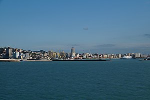 Skyline von Durrës mit Hafen im Vordergrund (2016)
